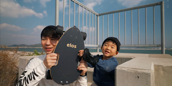 男性と子供がElosを紹介！Elosのスケートボード練習を試した結果、スケボークルージングには最適だと判明。写真は、男性と子供がElosを手に持ち、紹介している様子。